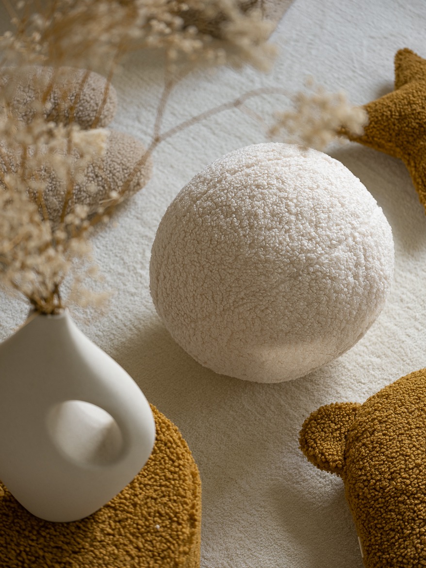 Wigiwama - Cream White Ball Cushion – Bild 7