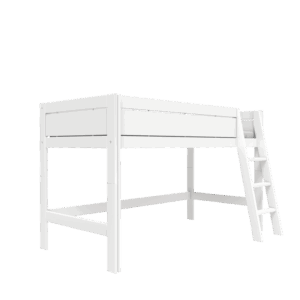 Halbhohes Bett mit schräger Leiter
